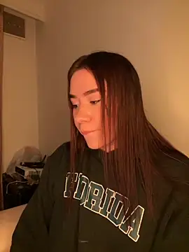 Snapshot of Im_Valen_Cute chatting on November 9, 2025, 1:42 am Im Valen Cute online show from November 9, 2025, 1:42 am