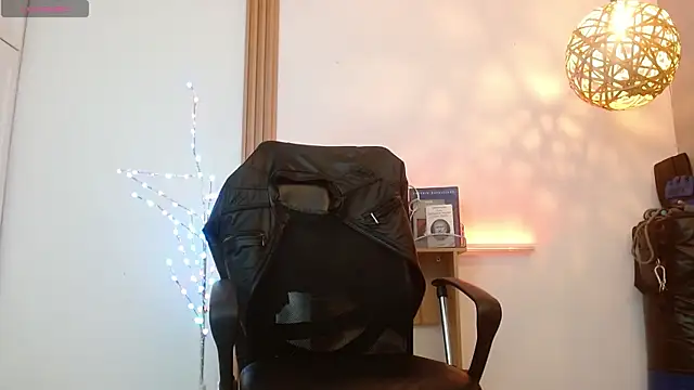 Snapshot of Reiko_85_ chatting on January 16, 2026, 2:43 pm Reiko 85 online show from January 16, 2026, 2:43 pm