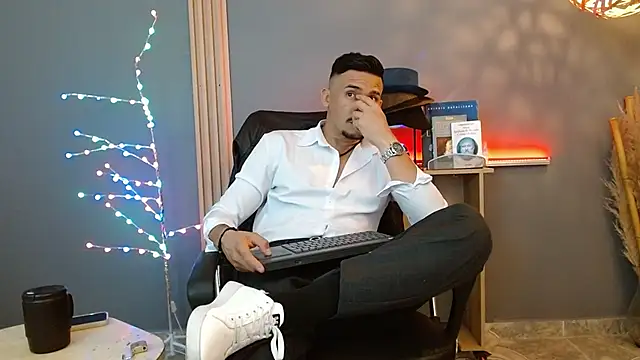 Snapshot of Reiko_85_ chatting on February 10, 2026, 6:07 pm Reiko 85 online show from February 10, 2026, 6:07 pm