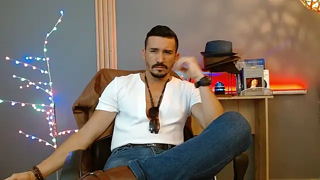 Snapshot of Reiko_85_ chatting on February 7, 2026, 7:33 pm Reiko 85 online show from February 7, 2026, 7:33 pm