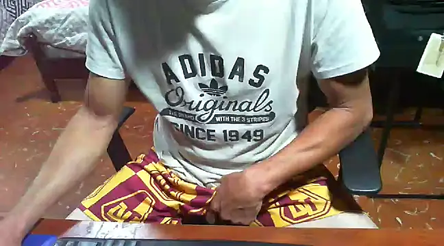 Snapshot of Roberto3102 chatting on December 28, 2024, 5:25 pm Roberto3102 online show from December 28, 2024, 5:25 pm