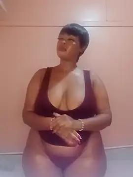 Luciouslips00 online show from June 6, 2026, 5:40 pm