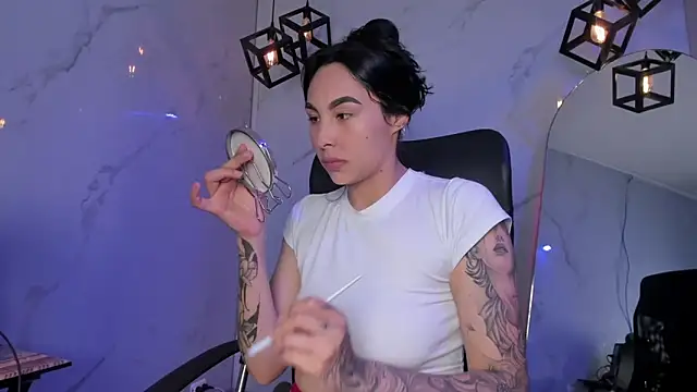 ChloeeTompson  online show from November 10, 2025, 2:05 am