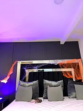 emilie xx  online show from October 24, 2025, 9:36 pm