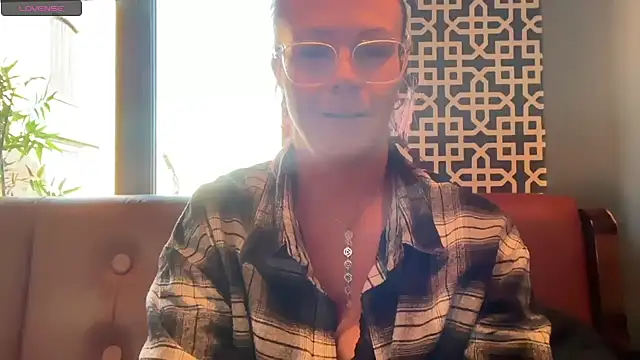 Snapshot of MelodyRoseUk chatting on October 28, 2025, 12:04 pm MelodyRoseUk online show from October 28, 2025, 12:04 pm