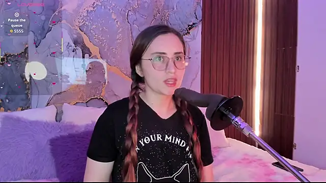 centaurigirl online show from December 4, 2025, 4:22 am