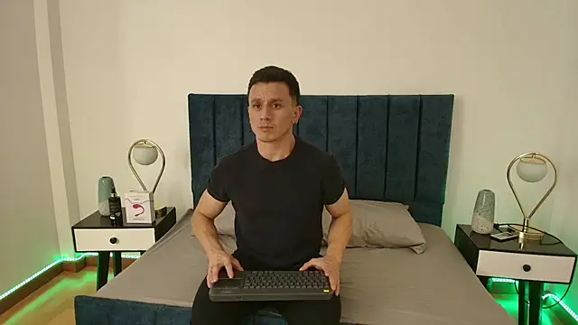 Snapshot of Andrewfalcon chatting on March 12, 2025, 7:14 pm Andrewfalcon online show from March 12, 2025, 7:14 pm