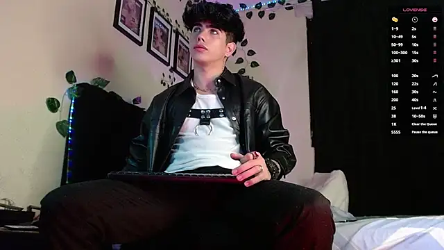 Snapshot of LyleBennett_ chatting on March 4, 2025, 10:57 am LyleBennett online show from March 4, 2025, 10:57 am