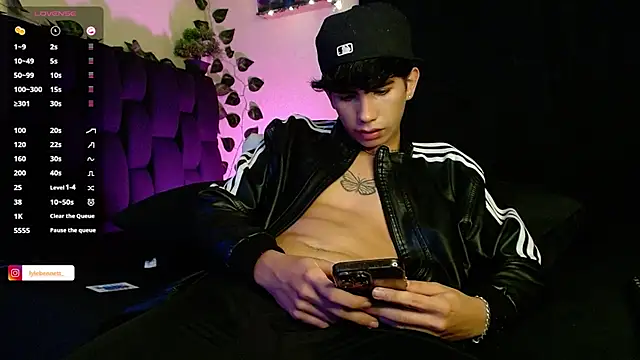 Snapshot of LyleBennett_ chatting on February 3, 2025, 12:47 pm LyleBennett online show from February 3, 2025, 12:47 pm