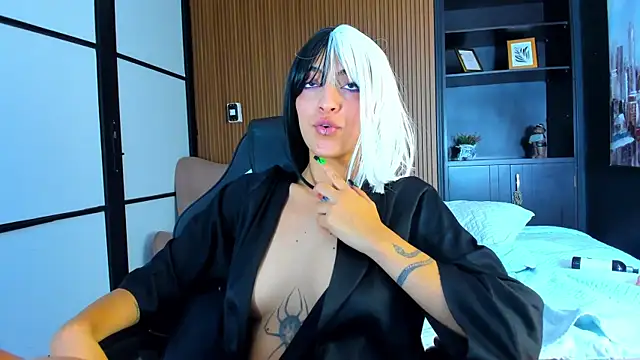 AlliceRosero online show from November 5, 2025, 9:34 am