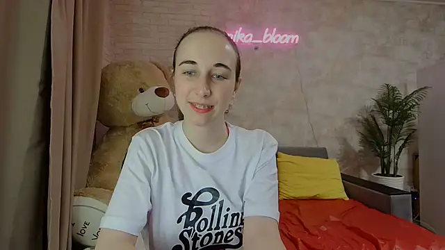 Snapshot of Anika_bloom chatting on March 21, 2025, 1:24 am Anika bloom online show from March 21, 2025, 1:24 am