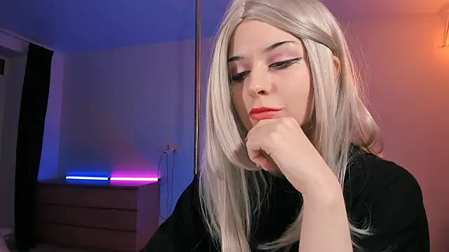 mollyposhh online show from February 25, 2025, 4:14 pm