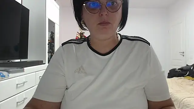 Amandamuller1982 online show from December 17, 2025, 8:47 pm