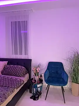 ZoeeZolton online show from June 18, 2026, 4:01 pm