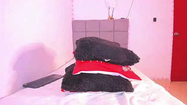 Miranda-brow online show from December 15, 2025, 4:29 am