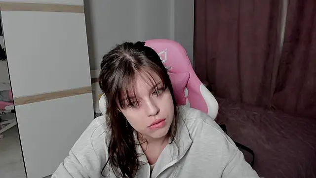 Snapshot of Este_Glen chatting on March 6, 2025, 9:58 am Este Glen online show from March 6, 2025, 9:58 am