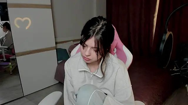 Snapshot of Este_Glen chatting on February 12, 2025, 9:10 am Este Glen online show from February 12, 2025, 9:10 am