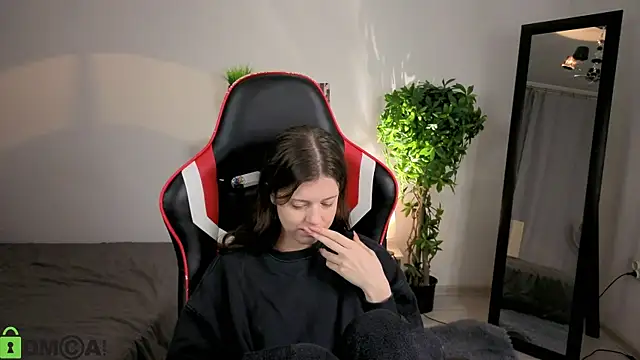 Snapshot of Este_Glen chatting on October 24, 2025, 12:20 am Este Glen online show from October 24, 2025, 12:20 am