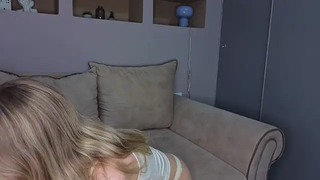 LinaCristonsen online show from May 17, 2026, 5:02 pm