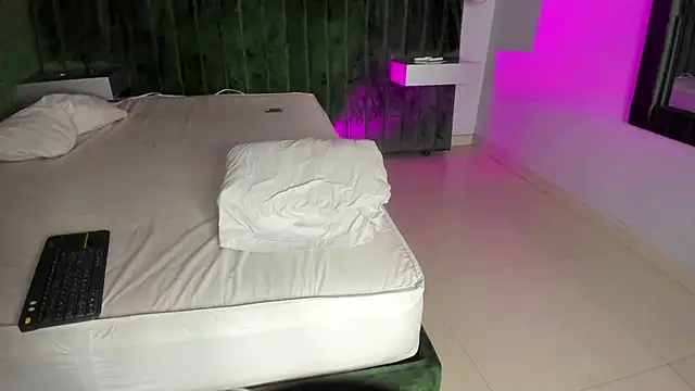 Lucii fer  online show from October 20, 2025, 11:33 am