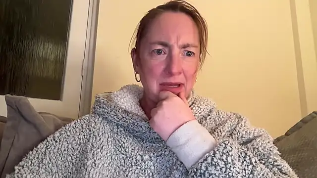 LouiseTswing online show from February 5, 2025, 8:57 pm