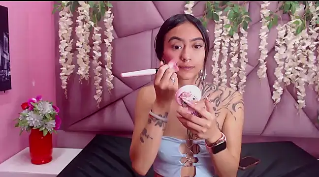 Miaa Thopmson online show from March 19, 2025, 2:35 pm