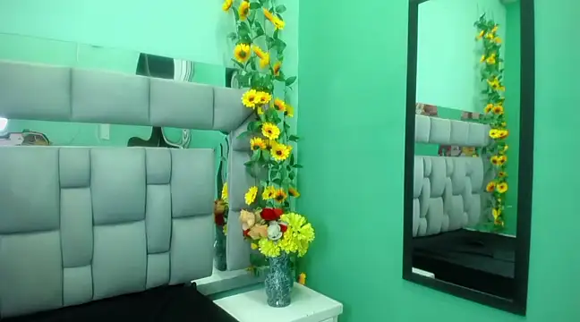 Miaa Thopmson online show from March 1, 2025, 6:35 am