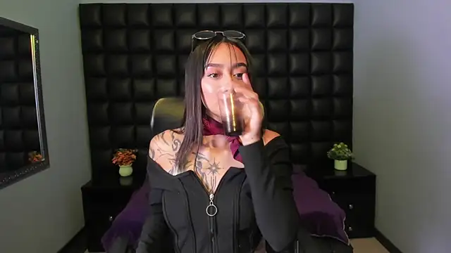 Miaa Thopmson online show from October 10, 2025, 9:59 pm