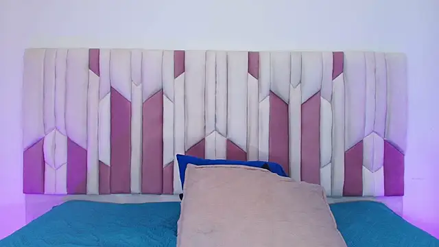 mia stanfort online show from October 28, 2025, 7:13 pm