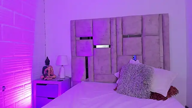 Snapshot of EmmaBecket2 chatting on November 13, 2025, 3:21 am EmmaBecket2 online show from November 13, 2025, 3:21 am