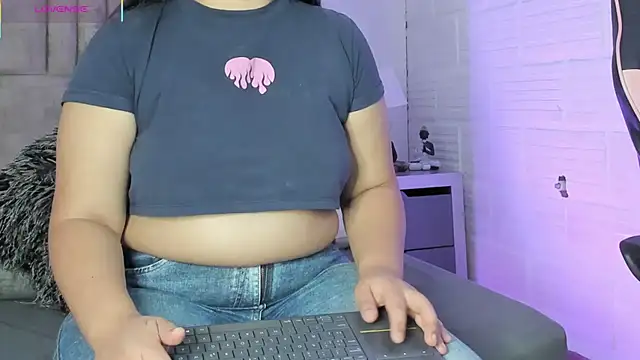 Snapshot of EmmaBecket2 chatting on October 11, 2025, 12:06 pm EmmaBecket2 online show from October 11, 2025, 12:06 pm