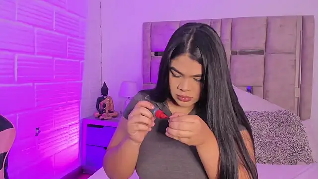 Snapshot of EmmaBecket2 chatting on November 19, 2025, 4:01 am EmmaBecket2 online show from November 19, 2025, 4:01 am