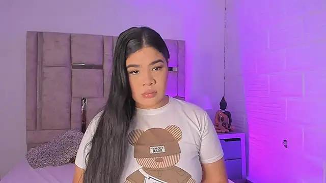 Snapshot of EmmaBecket2 chatting on October 16, 2025, 12:35 pm EmmaBecket2 online show from October 16, 2025, 12:35 pm