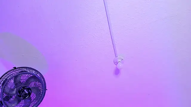 Snapshot of EmmaBecket2 chatting on November 9, 2025, 3:21 am EmmaBecket2 online show from November 9, 2025, 3:21 am