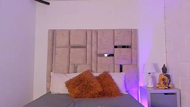 Snapshot of EmmaBecket2 chatting on October 17, 2025, 12:51 pm EmmaBecket2 online show from October 17, 2025, 12:51 pm