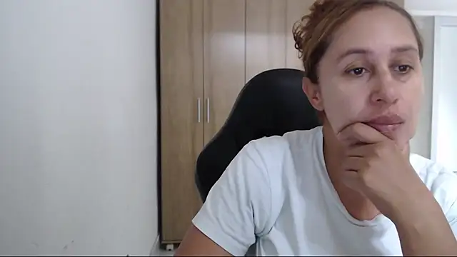 RoxanaLove9 online show from November 20, 2025, 5:46 pm