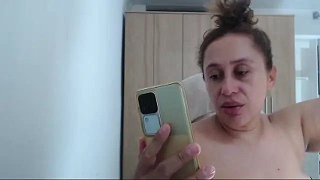 RoxanaLove9 online show from November 2, 2025, 6:24 pm