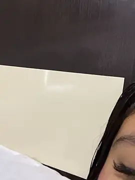 Annie9  online show from October 21, 2025, 4:06 pm