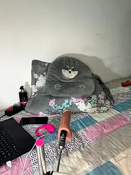 paisitahot1975 online show from November 17, 2025, 12:47 am