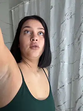 Snapshot of KikiWatson chatting on February 6, 2026, 7:59 am KikiWatson online show from February 6, 2026, 7:59 am