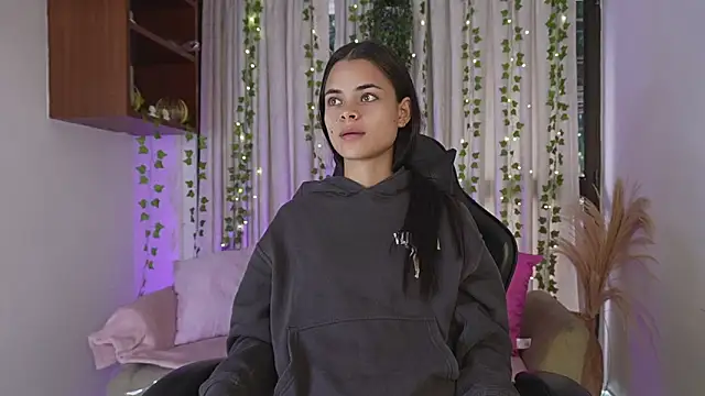 HannaRhodes online show from December 1, 2025, 12:50 pm