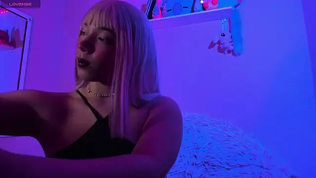 Snapshot of MadelineBenet chatting on February 6, 2025, 2:22 am MadelineBenet online show from February 6, 2025, 2:22 am