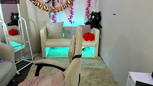 DreamyLuna online show from October 18, 2025, 8:33 pm