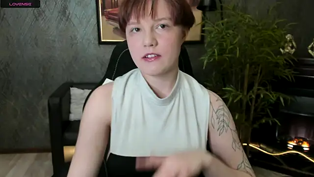 DreamyLuna online show from November 21, 2025, 8:19 pm