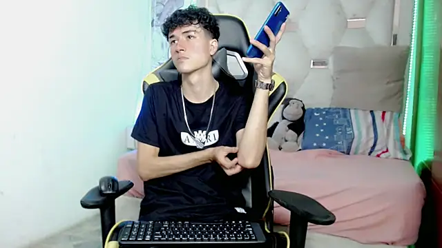 johnny cagee online show from December 18, 2025, 3:33 am