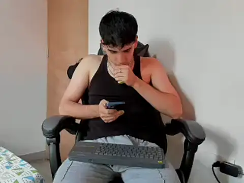 Snapshot of leo030809 chatting on December 23, 2024, 9:29 pm leo030809 online show from December 23, 2024, 9:29 pm