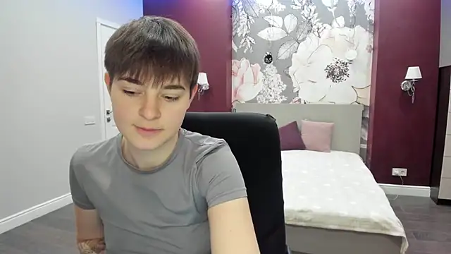 EmiliaYours online show from December 19, 2025, 3:25 pm