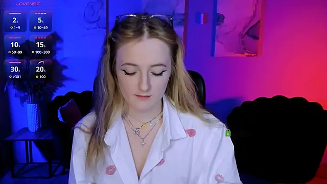 luna berryy online show from April 8, 2026, 8:21 pm