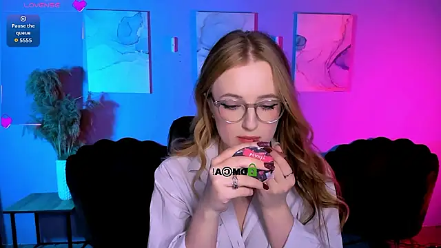 luna berryy online show from March 4, 2026, 8:27 pm