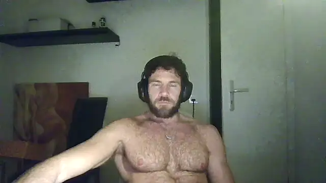 alpha-hunk online show from October 25, 2025, 8:42 pm